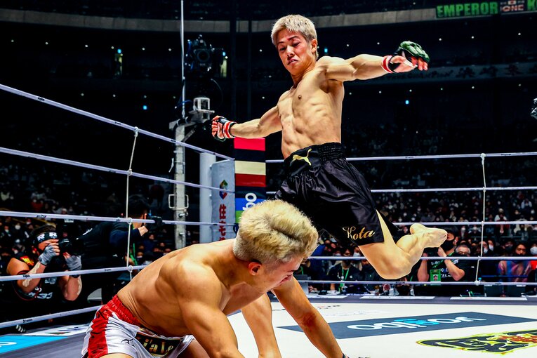 YUSHIの左胸あたりを襲う強烈なサッカーボールキック