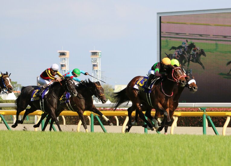 19年オークスでのカレンブーケドール（前方奥）と、クロノジェネシス（後方手前）