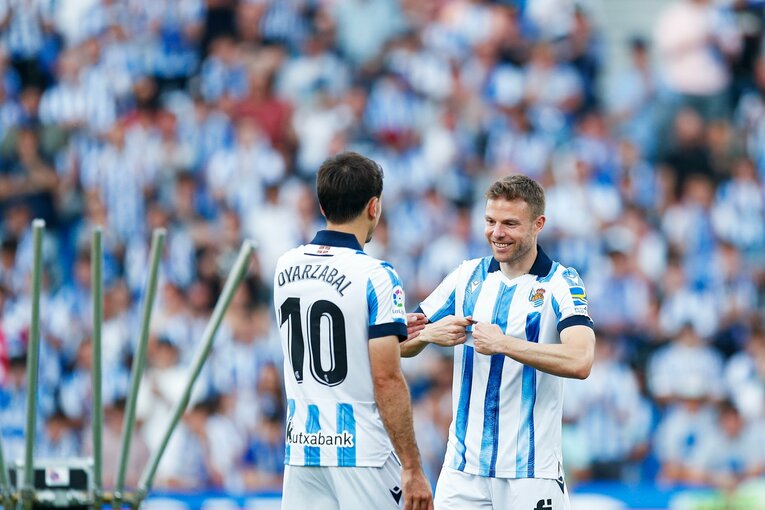 久保建英22歳誕生日に「タケはアイドル」日本語ボードの子供、メッシっぽい新ユニ姿やソシエダ主将との別れ…カメラマンが見た“幸せな最終節”(47)