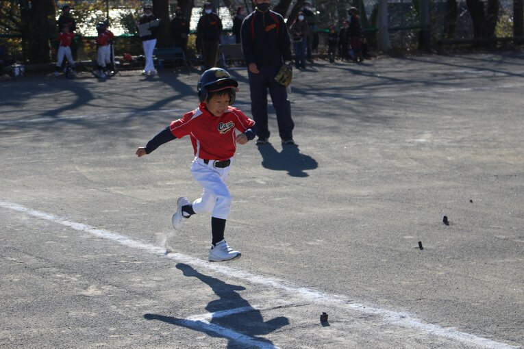 全速力で駆け抜ける子どもたち　©︎Yu Takagi