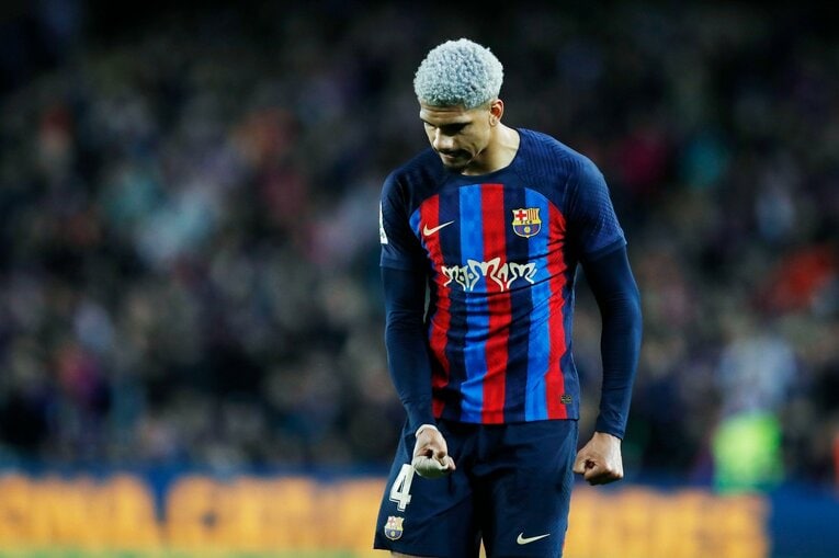 「バルサがメッシ退団後初のリーガ制覇」間近なクラシコの“喜びと憎しみ、一瞬のリスペクト”を撮った「18歳ガビが倒れたレアルDFを…」(33)