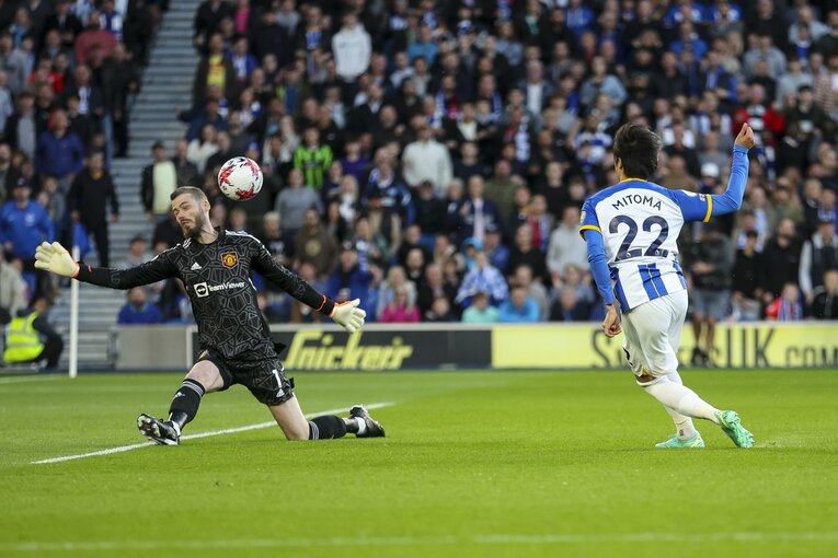 マンU戦前半4分の決定機（1／2枚）。ワンビサカへの横パスをインターセプトし、GKデヘアとの1対1に。デヘアは顔面でシュートを阻止　©Getty Images　