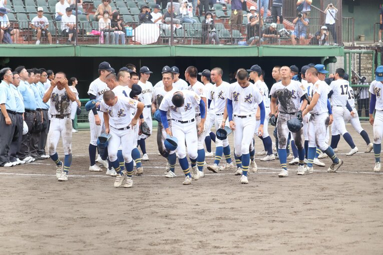 福島県大会の準決勝で敗れ、涙にくれる聖光学院ナイン　©Genki Taguchi