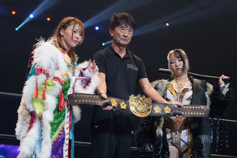 岩谷麻優と渡辺桃によるIWGP女子王座タイトルマッチのセレモニー　©Essei Hara