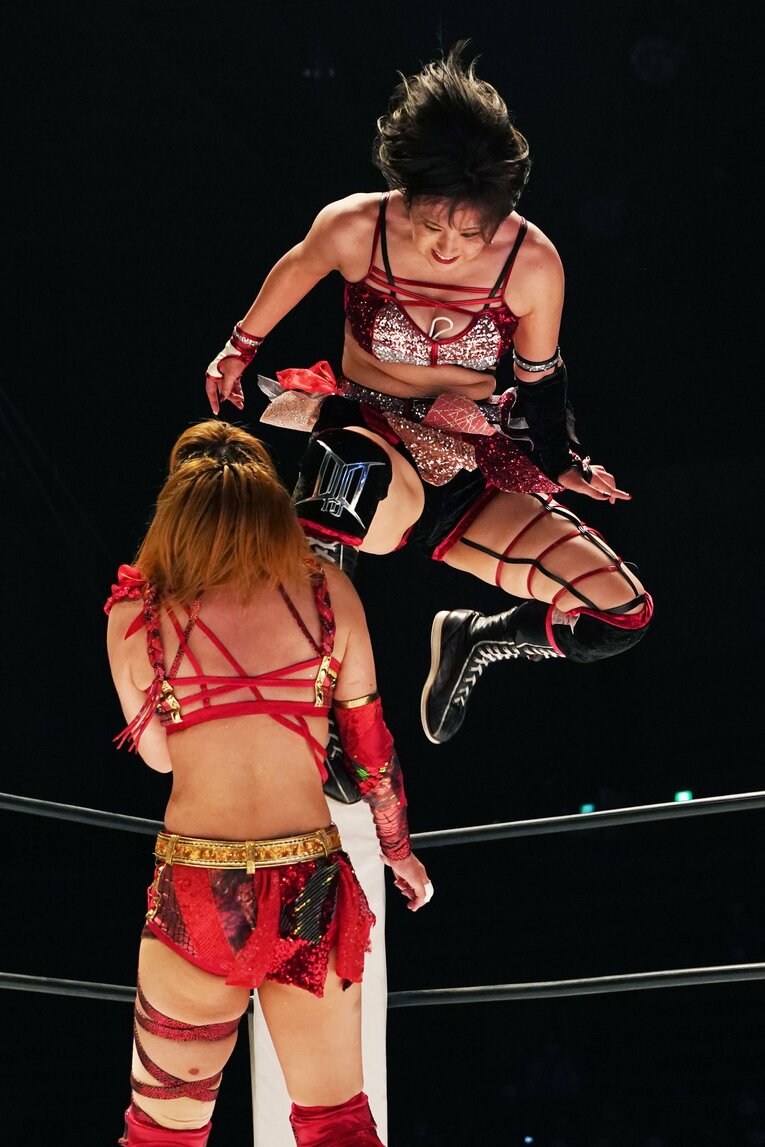 コーナーからニーを繰り出すひめか