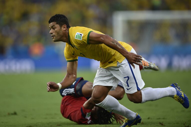 ブラジルW杯、相手選手を吹っ飛ばす　©Takuya Sugiyama/JMPA