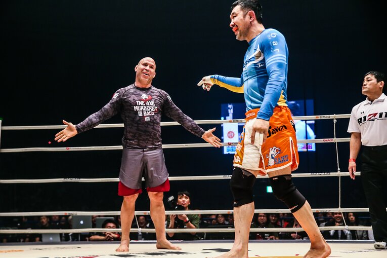 かつての因縁はお互いへのリスペクトに変わり、リング上で和やかな笑顔を魅せる桜庭とシウバ　©RIZIN FF Susumu Nagao