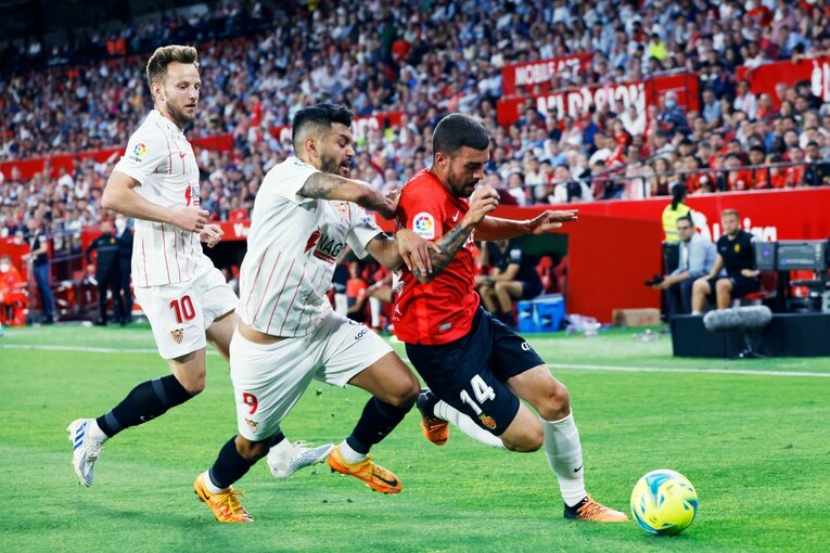 「クボ、ユニホームお願い」来季のレアル去就報道が出てもマジョルカで愛される久保建英…「残留か降格の最終節」で輝くか〈撮影者の視点〉(18)