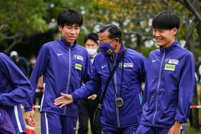 監督の両隣で祝福を受ける田澤（左）と山野　©Nanae Suzuki