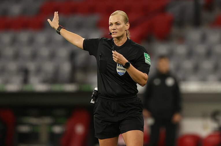 日本が優勝したドイツ女子W杯、翌年のロンドン五輪で主審を務めたビビアナ・シュタインハウス ／ photograph by Getty Images