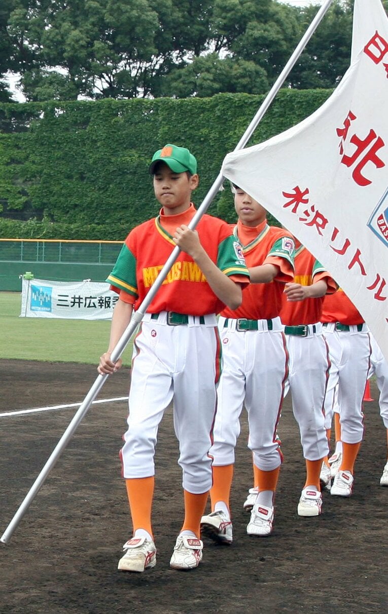 中学1年のときの大谷翔平（旗手役、写真当時13歳）。水沢リトル時代、2007年撮影　©Sankei Shimbun