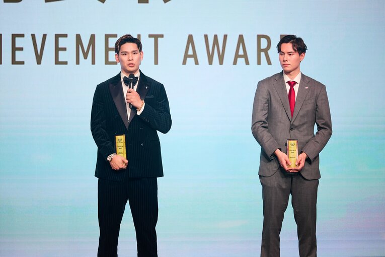 SVリーグの年間表彰式で「特別賞」を受賞した西田有志と高橋藍　©︎SV.LEAGUE