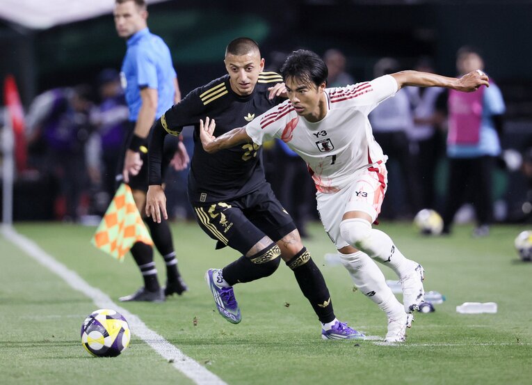 三笘、堂安らをウイングバックで起用するなら、攻撃をさせてこそシステムの強みが出せるはずだが……　©JIJI PRESS