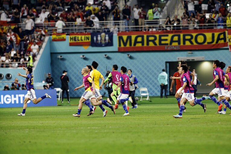 スペインに勝利し、全力ダッシュで権田のもとへ向かう川島　©Kiichi Matsumoto／JMPA