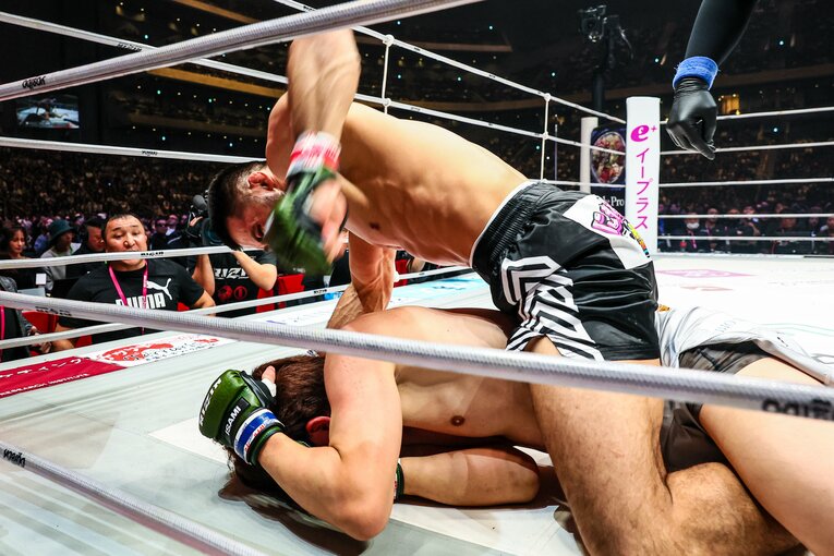 嵐のようなパウンドを連打するシェイドゥラエフ（6枚目／全6枚） ©RIZIN FF Susumu Nagao