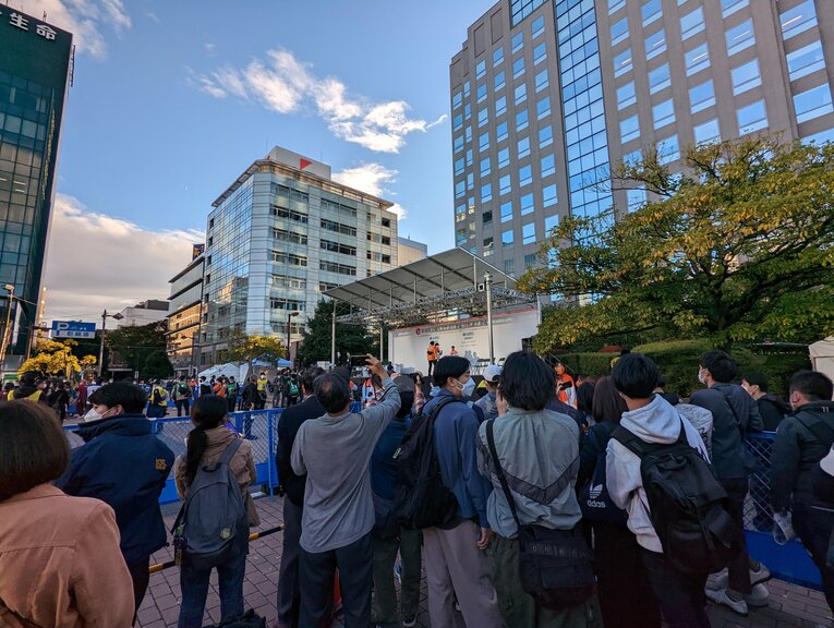 閉会式が終わっても不破を探し求める人が多く残った