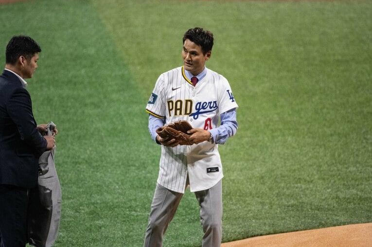 ドジャースとパドレスの「折半ユニフォーム」で始球式に登場した　©Nanae Suzuki