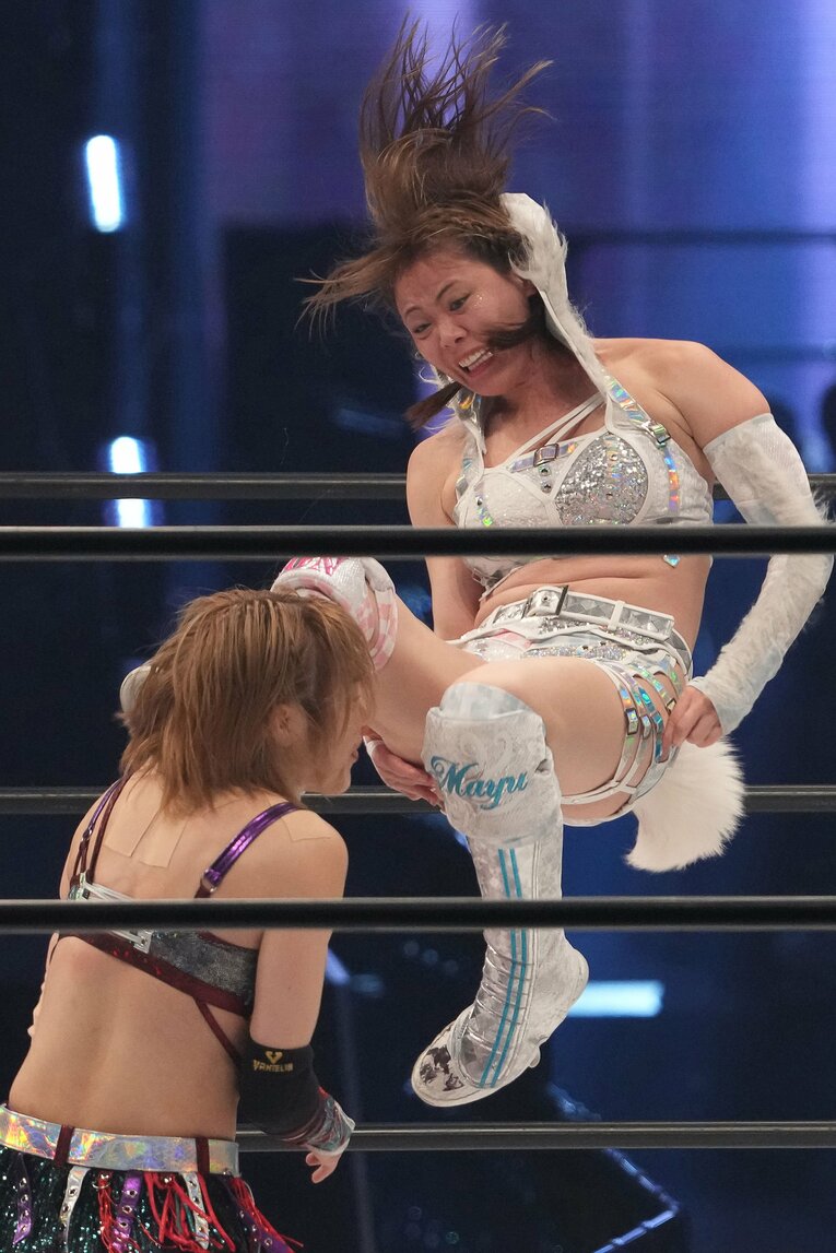 岩谷麻優のフライングキック　©Masashi Hara