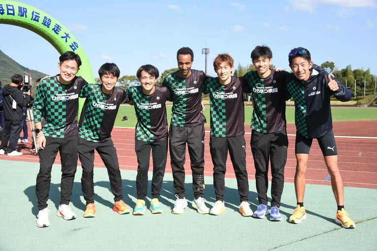 九州実業団駅伝でニューイヤー駅伝の出場権を獲得したひらまつ病院のメンバー。右端が上野　©Hiramatsu Hospital