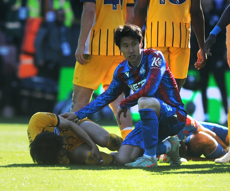 起き上がれない三笘のもとへ駆け付けた鎌田大地。心配そうな表情を浮かべる【1枚目／全3枚】　©AFLO