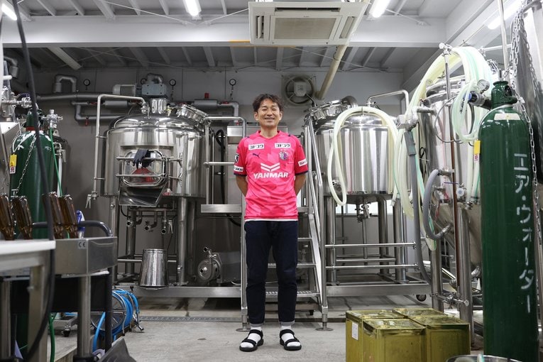 工場に立つ山崎さん