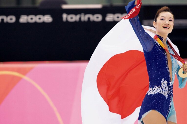 トリノ五輪で金メダルを掲げて声援に応える荒川静香 ／ photograph by Takuya Sugiyama / JMPA