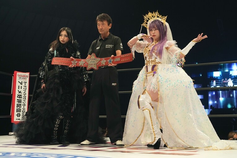 タイトルマッチ・セレモニーの記念撮影　©Essei Hara