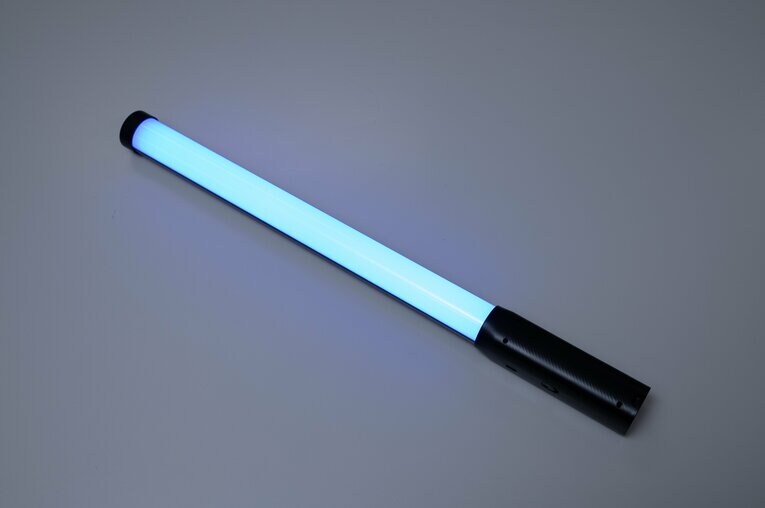 大型のペンライト。サイズとしては工事現場で作業員の方が振っている棒ほどのサイズ、ライトセーバーのような見た目　©Tadashi Hosoda
