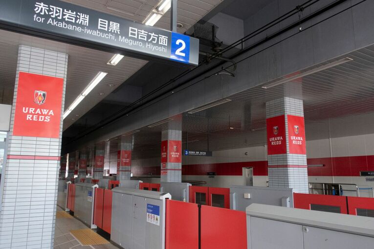浦和美園駅のホーム。浦和レッズカラーで染められている