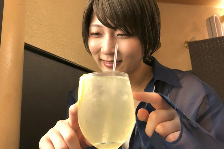 取材中、笑顔でレモンスカッシュを注文　©Essei Hara