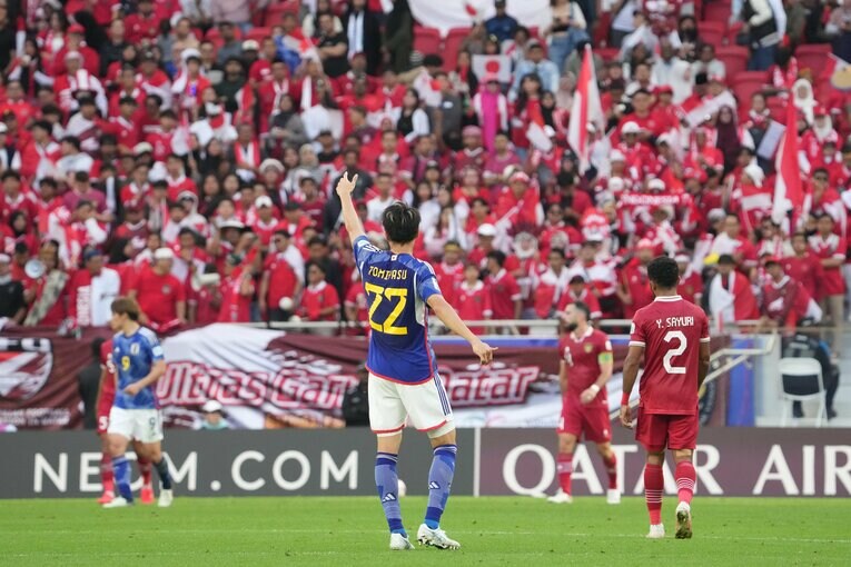 ピッチ上のリーダーとして振る舞う冨安健洋　©Masashi Hara