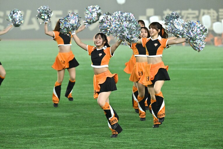 試合を盛り上げる巨人の公式マスコットガール「VENUS」　©Hideki Sugiyama
