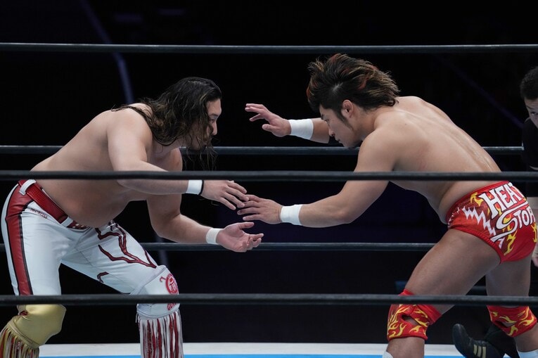 オースドックスな立ち上がりの辻陽太と上村優也　©Essei Hara