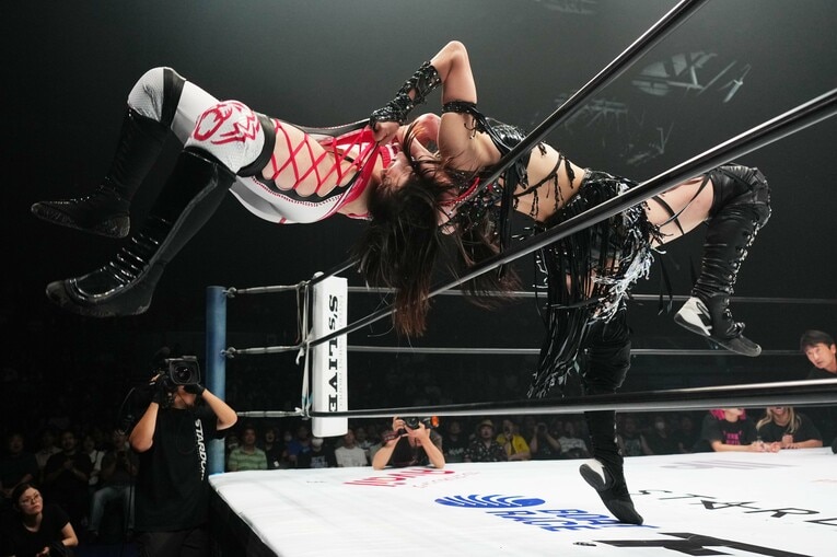 ビー・プレストリーを場外に投げる上谷沙弥　©Essei Hara