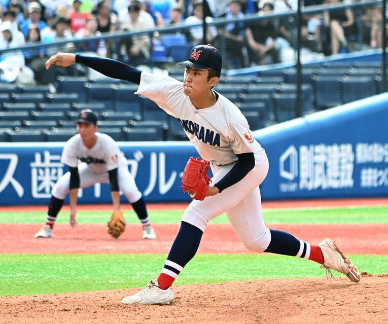 186センチの長身から速球を放つ（写真は神奈川大会決勝）　©JIJI PRESS
