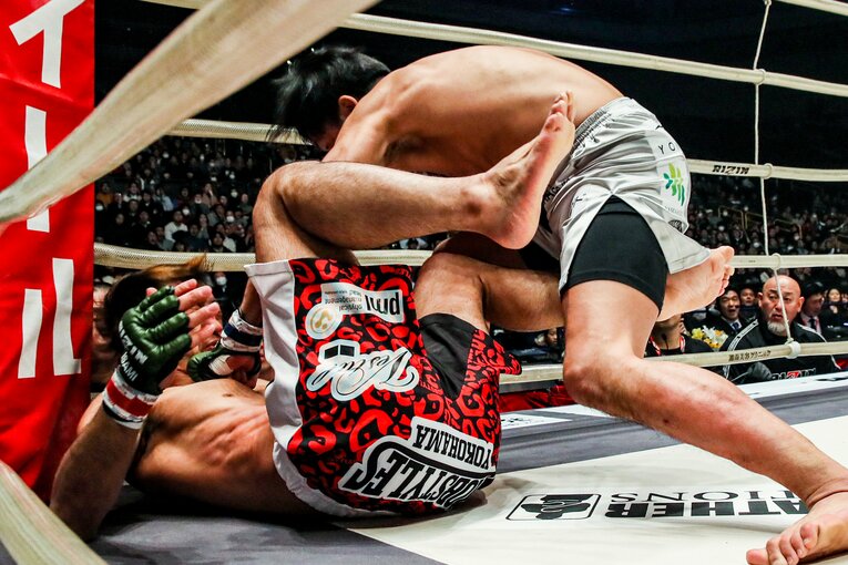 膝蹴りからのパウンドでTKO勝利を果たした　©RIZIN FF Susumu Nagao