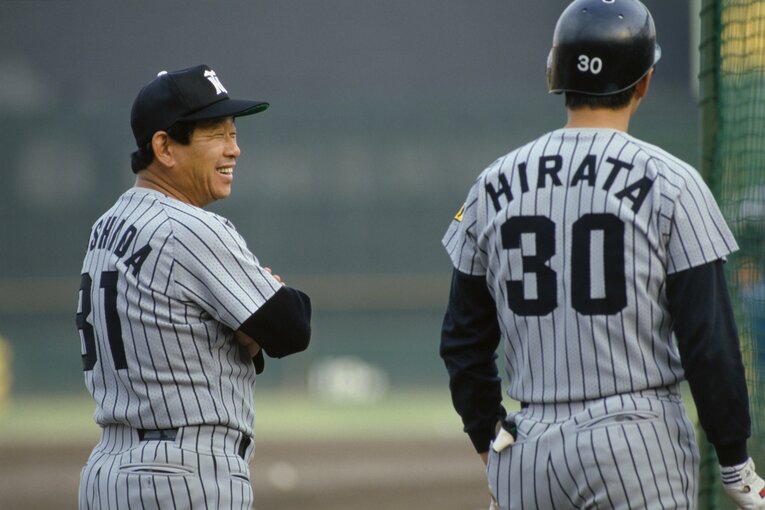 現役時代の平田と談笑　©Sports Graphic Number