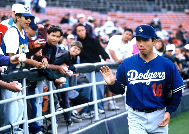 スタンドのファンに歓声に答える　©︎Kazuaki Nishiyama