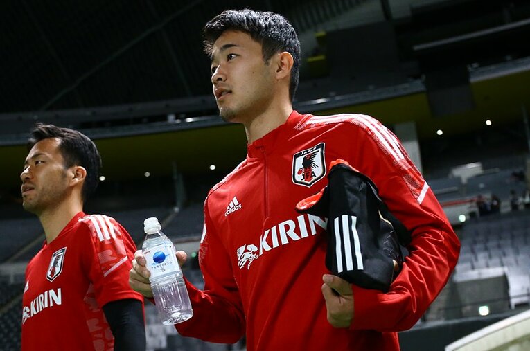 2021年の菅原由勢と吉田麻也。サウサンプトンと名古屋グランパスに所属した経験を持つだけに、先輩への憧れは強いようだ　©JFA/AFLO