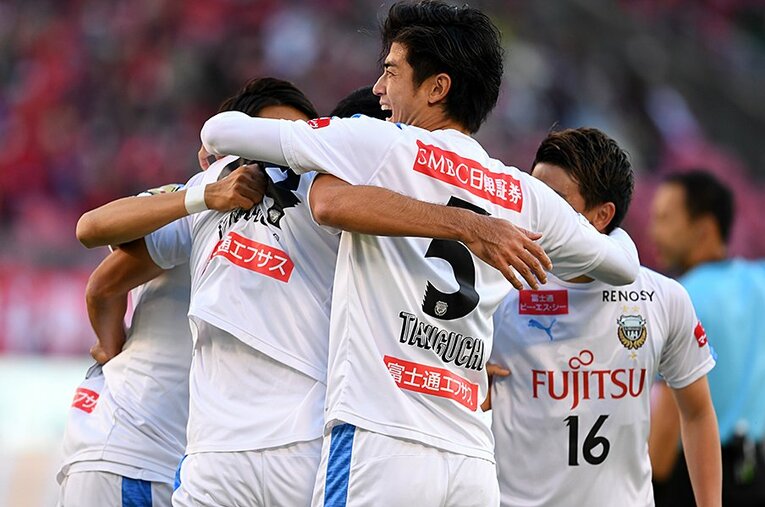 山村和也が古巣相手にゴールを決め、喜ぶ主将の谷口彰悟。タイトルを獲ることで川崎の“強さの質”が変わってきている。 ／ photograph by Getty Images