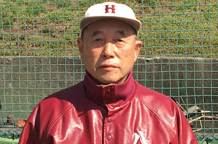 今夏で合計37年務めた八戸高野球部の監督を勇退した品田郁夫監督。青森No.1の超進学校を率いて数々の奇跡を起こせた理由は何だったのだろうか？ ／ photograph by 八戸高校公式野球部OB会HPより