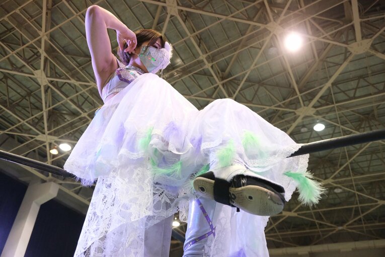 「可憐ですねぇ」人気女子レスラー・安納サオリに観客もウットリ…初の凱旋大会に滋賀が沸いた日「“絶対不屈彼女”は泣かないんです」(36)