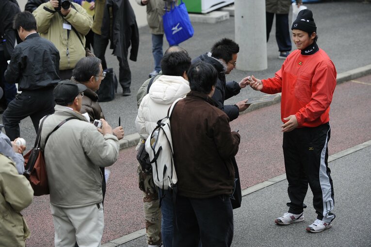 プロ1年目、サイン応対する中田翔　 ©Takuya Sugiyama