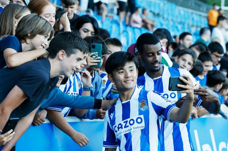 ソシエダのファンとともに写真を撮る久保建英。新天地で本来の輝きを取り戻せるか ／ photograph by Daisuke Nakashima