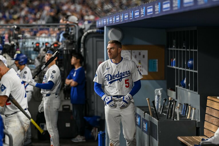 【常勝ドジャースと大谷らの”ステキな日常”／全100枚超】ベンチでもダンディーなフリーマン…写真はまだまだ続きます　©Nanae Suzuki