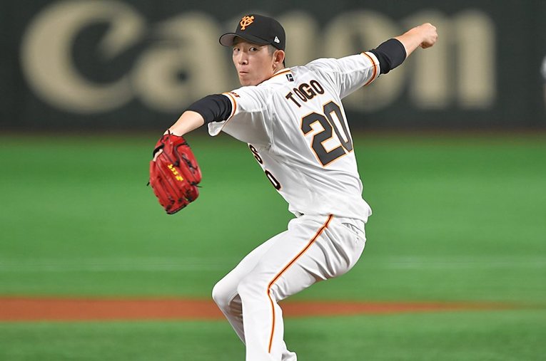 5月18日、二軍から復帰2戦目で今季3勝目をあげた巨人・戸郷 ／ photograph by Sankei Shimbun