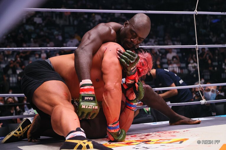 足を絡められながら、強引にチョークを極めにかかるボビー　©RIZIN FF