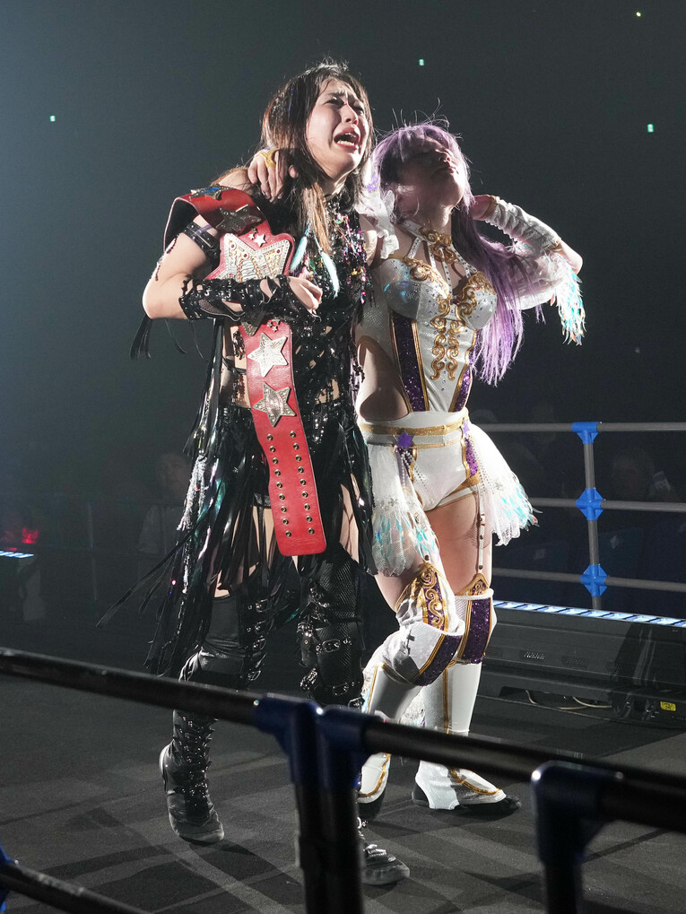 上谷沙弥は号泣しながら中野たむと花道を歩いた　©Essei Hara