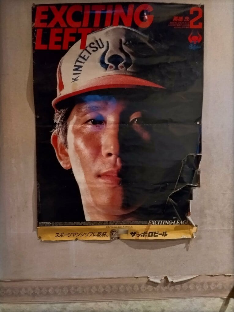 スナック「しゃむすん」に飾られたポスター　©Makoto Okano