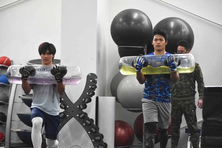 今季開幕前。大阪でトレーニングするロッテの藤原恭大（左）と中日の根尾昂　©JIJI PRESS